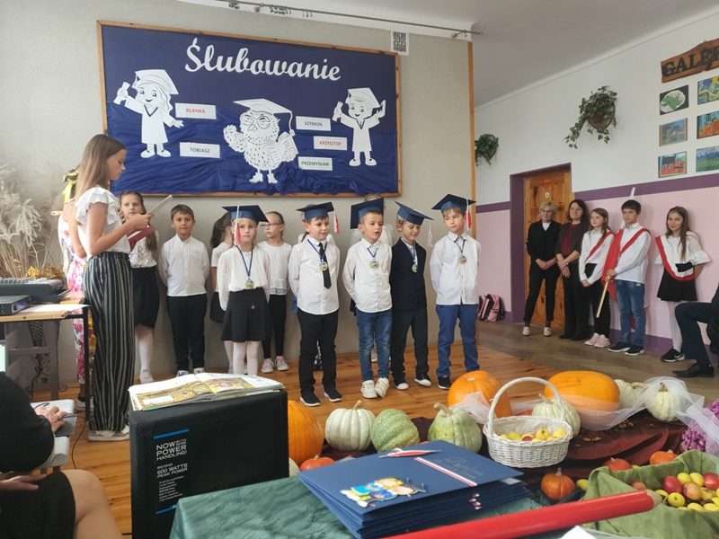 Więcej o: Ślubowanie klasy I i pasowanie na czytelnika