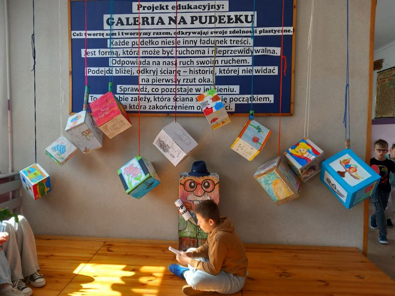 Więcej o: Galeria na pudełku